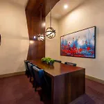 Spacious Luxury Unit Located In Downtown Houston!