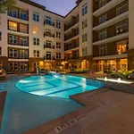 Luxury Apartment With King Bed And Pool And Free Parking 4