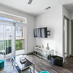 Luxury Apartment With King Bed And Pool And Free Parking 4
