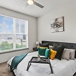 Luxury Apartment With King Bed And Pool And Free Parking 4