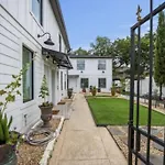 Rodeo Escape: Sleeps 8, Parking, Wi-Fi, Free Gym