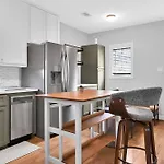 *Sweet Houston*/12Ppl/3Br/1B