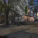 Modern Comfort In The Heart Of Museum District Townhouse