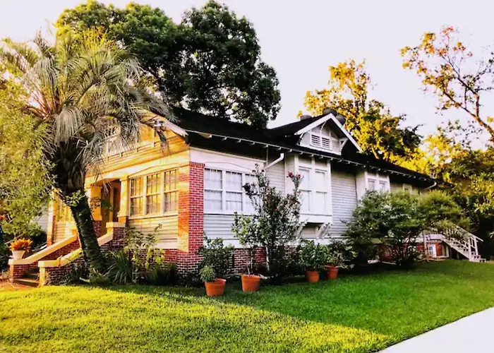 Cute And Cozy Apartments In Montrose, Near Parks, Eats And Shops