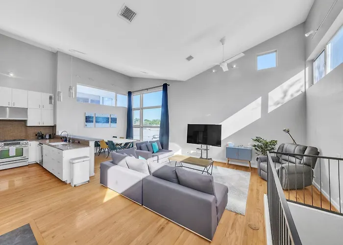 Modern Comfort In The Heart Of Museum District Townhouse