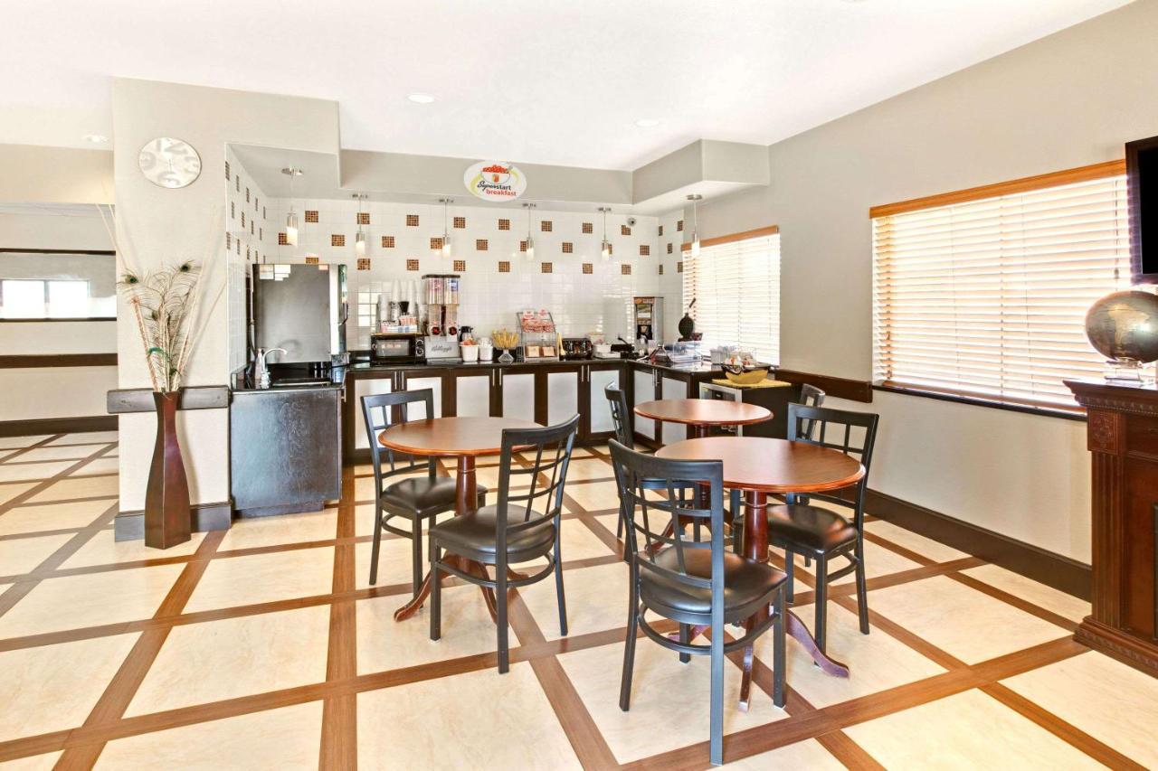 Super 8 By Wyndham Houston/i-10/federal Road 2*