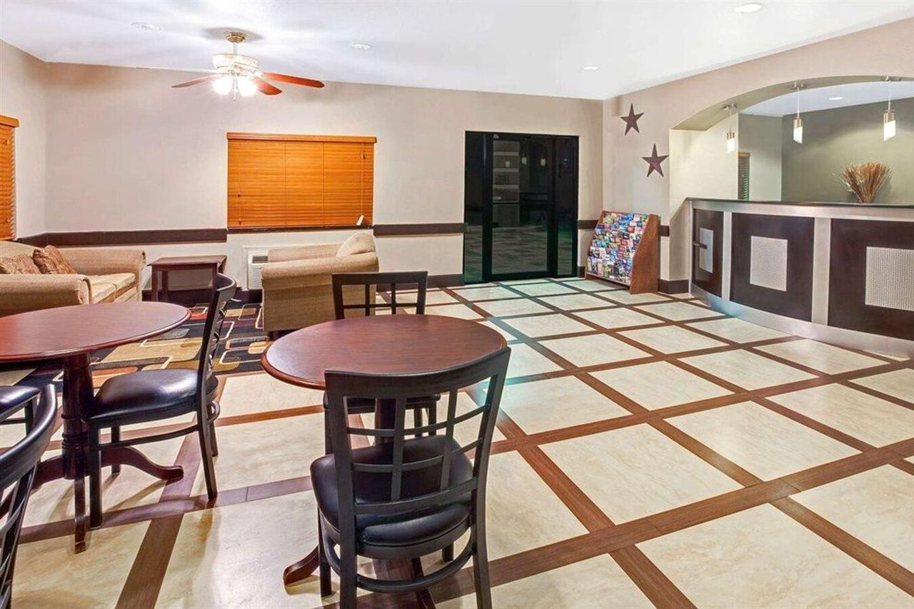Super 8 By Wyndham Houston/i-10/federal Road Hotel 2*