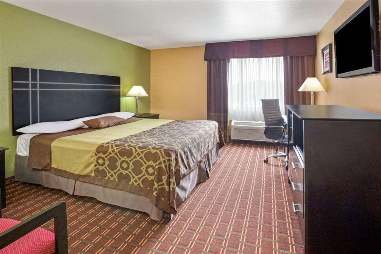 Super 8 By Wyndham Houston/i-10/federal Road 2*