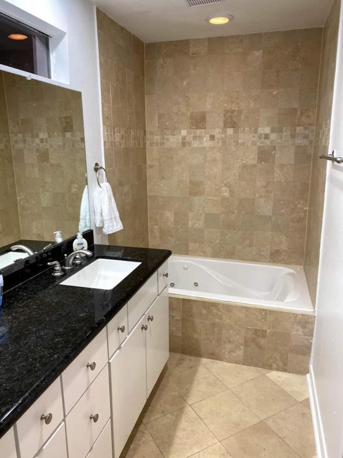 Luxury 3-story In Downtown Apartment *