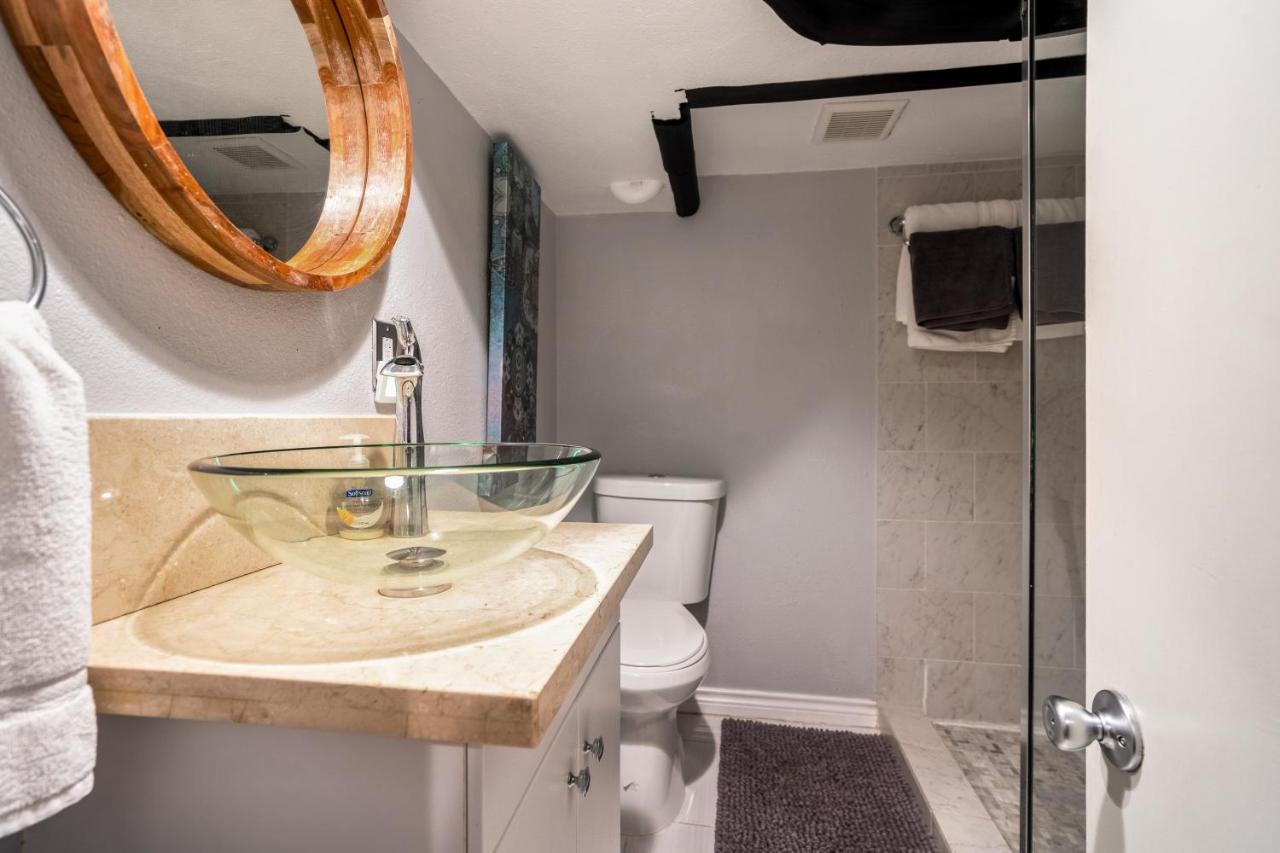 East Downtown Modern Cabin Apartment *