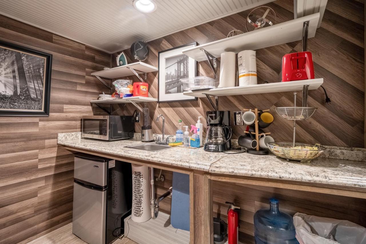 East Downtown Modern Cabin Apartment *