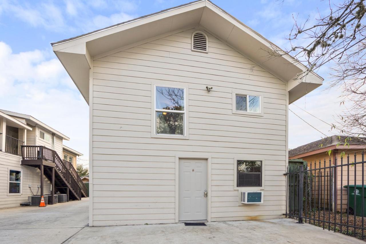 East Downtown Modern Cabin Apartment Houston