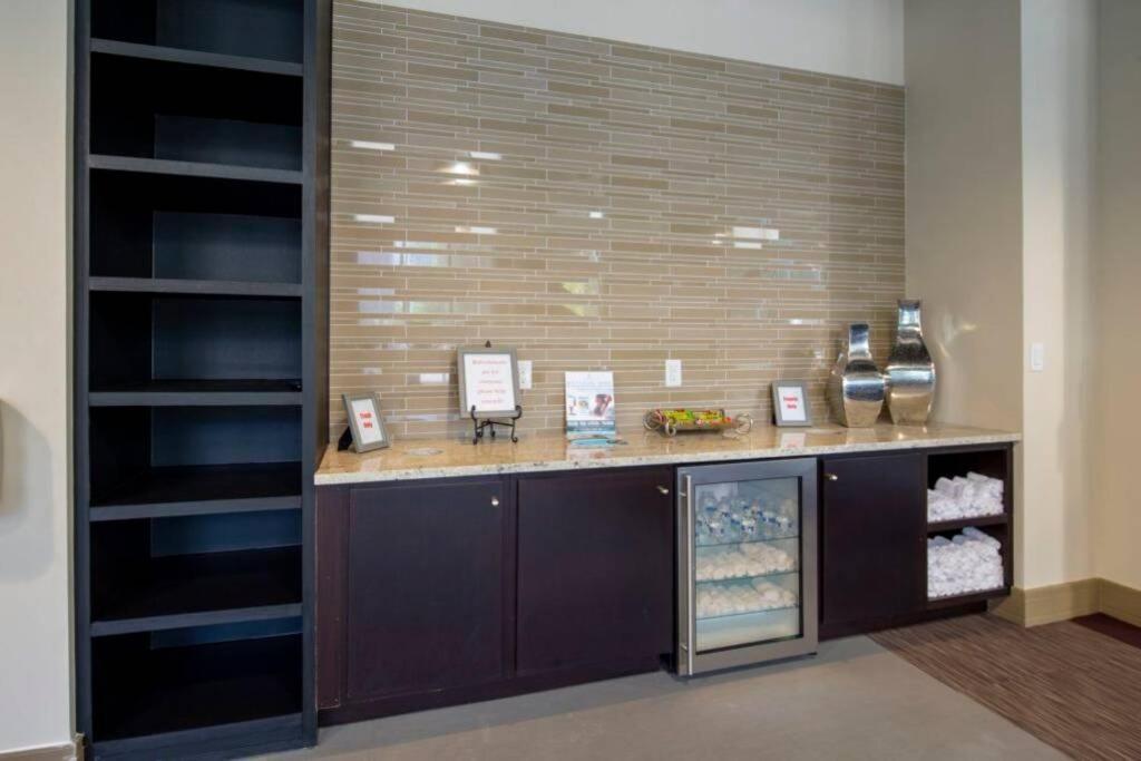Apartment Spacious Luxury Unit Located In Downtown Houston! *