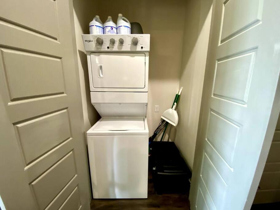 Apartment Luxury With King Bed And Pool And Free Parking 4 *