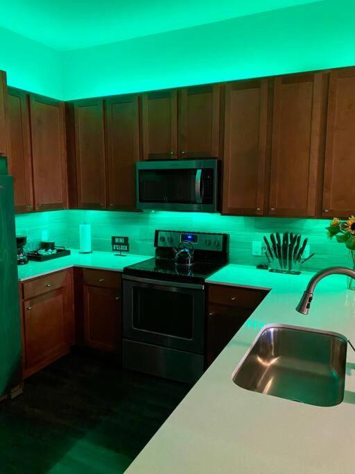 Apartment Luxury With King Bed And Pool And Free Parking 4