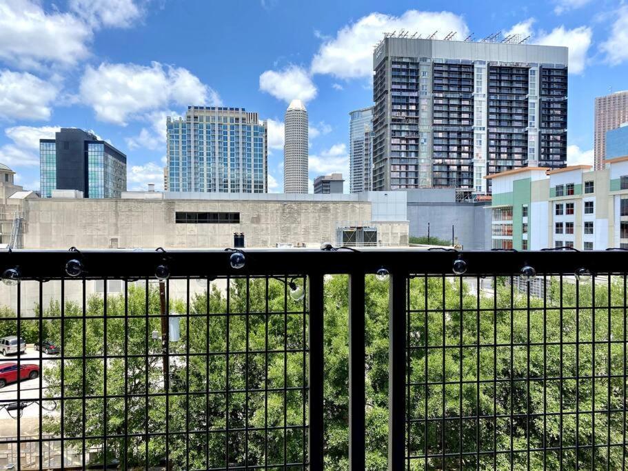 Apartment Luxury With King Bed And Pool And Free Parking 4