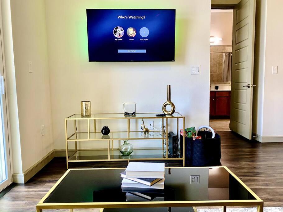 Luxury With King Bed And Pool And Free Parking 4