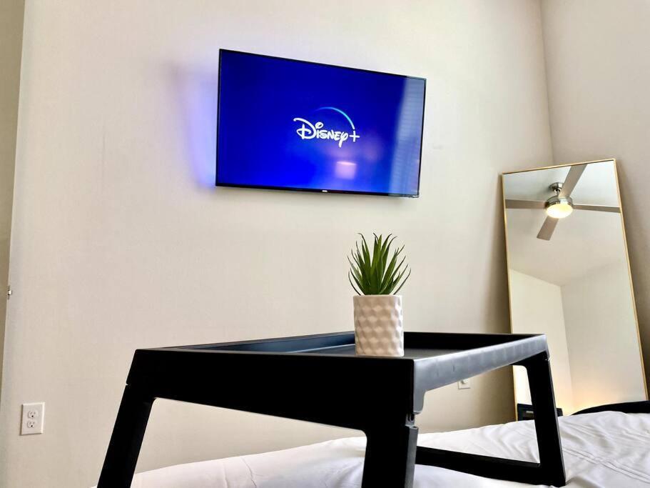 Luxury With King Bed And Pool And Free Parking 4 Apartment *