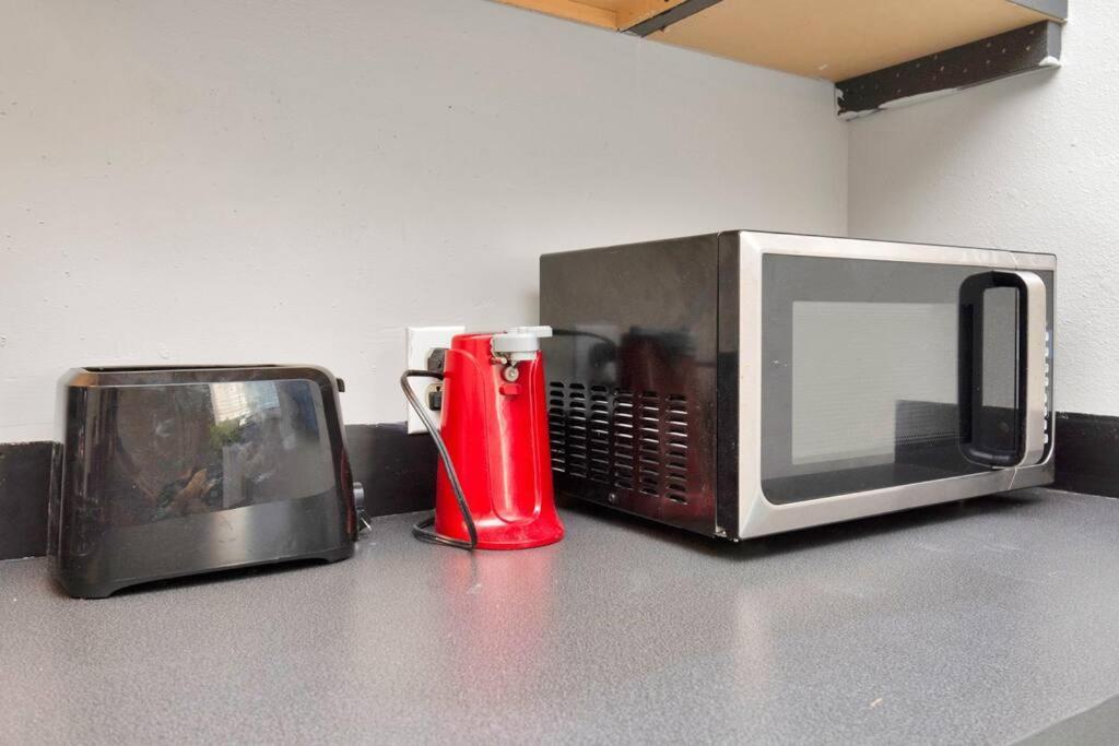 Quiet Oasis With 1 Bedroom In The Montrose Area Apartment *
