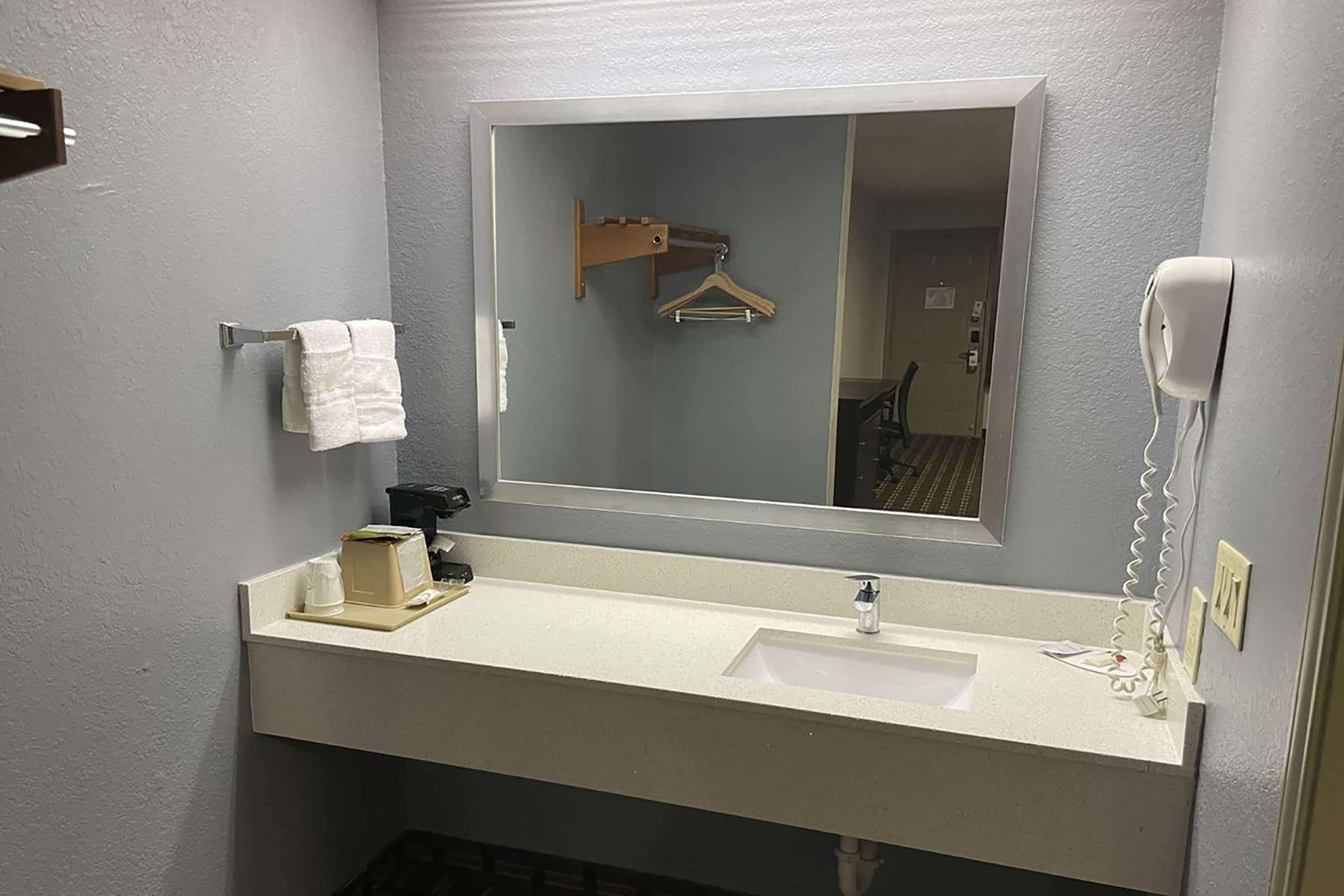 Hotel Super 8 By Wyndham Downtown I-610