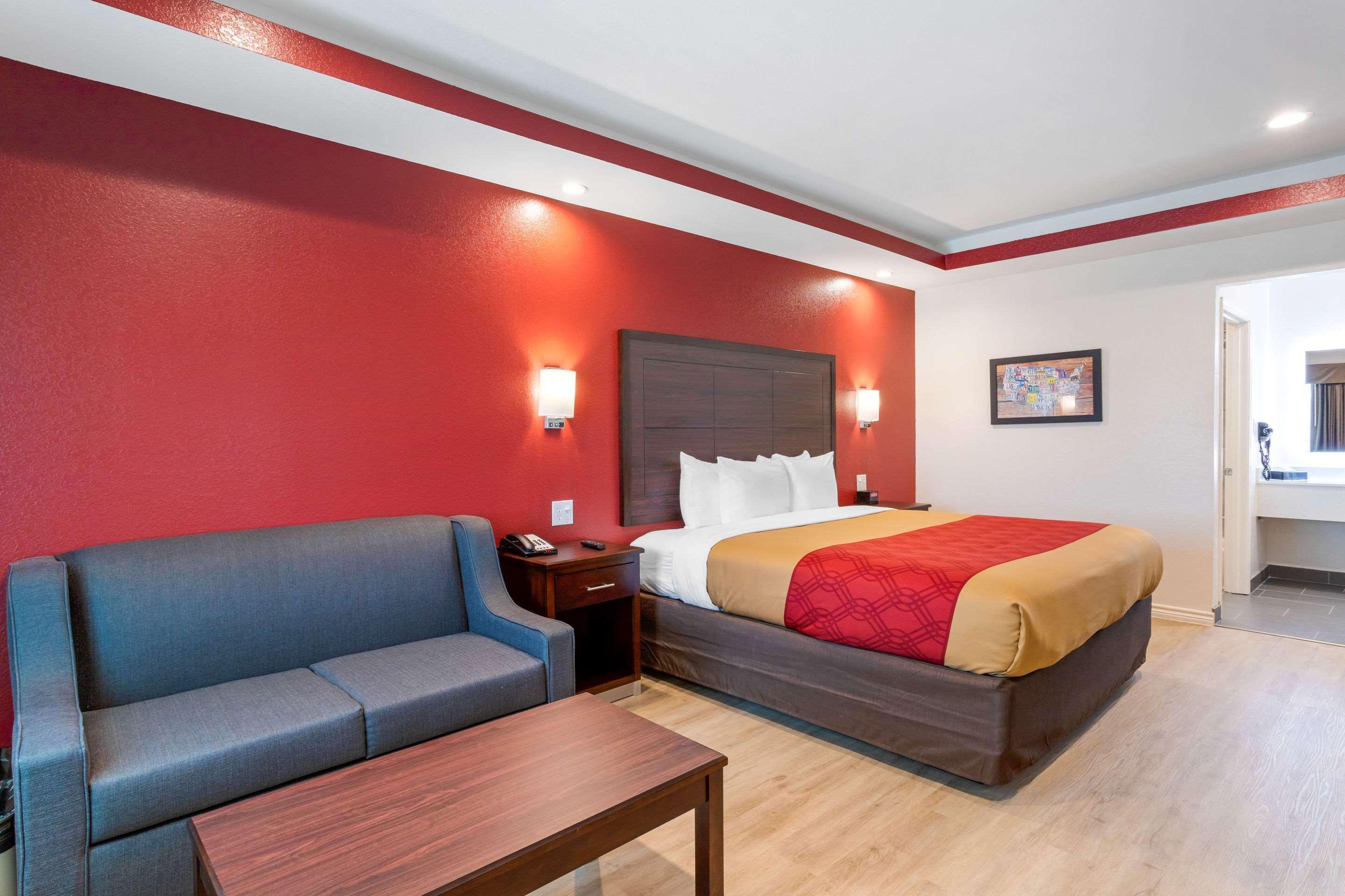 Econo Lodge *