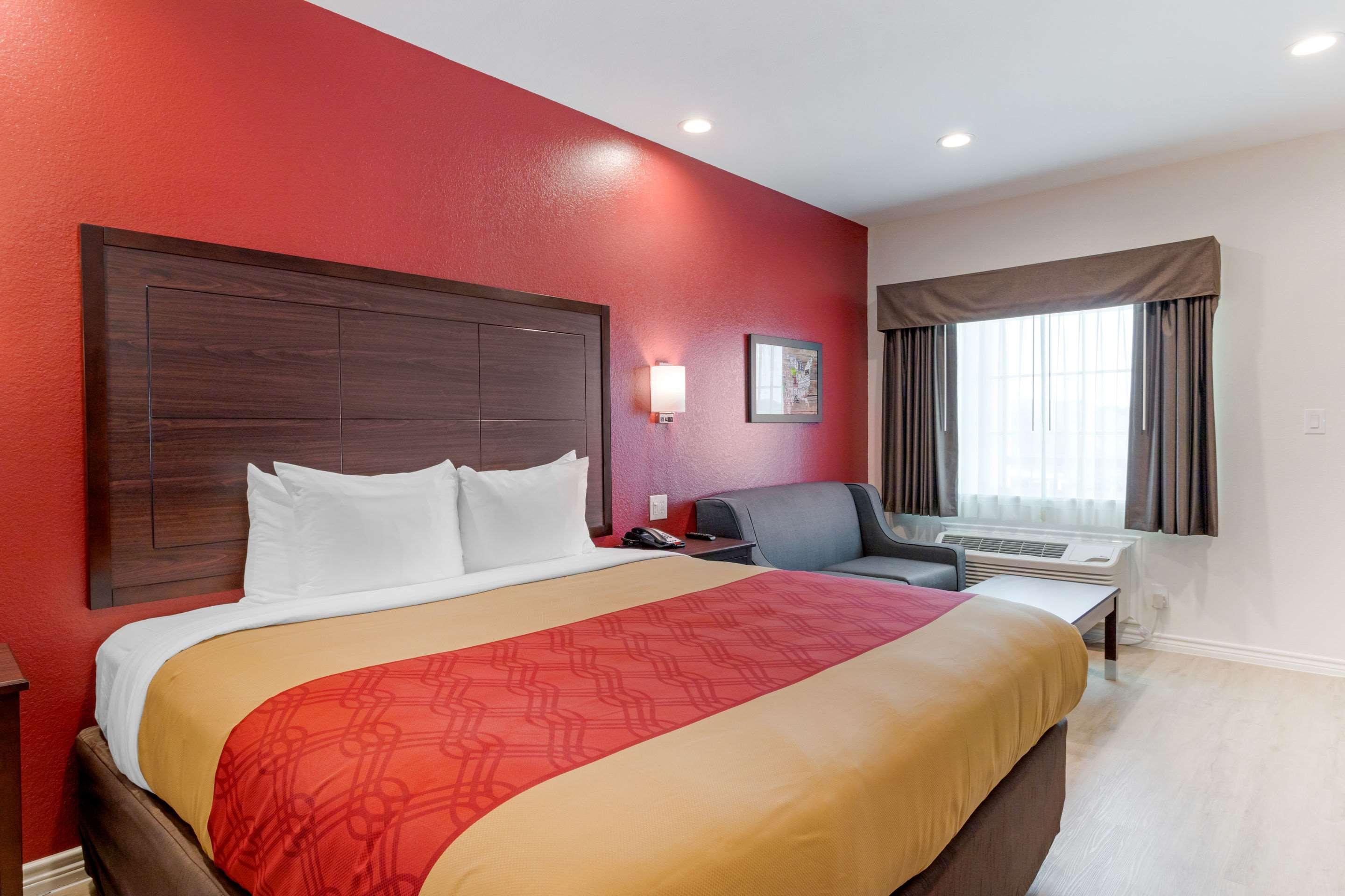 Econo Lodge *