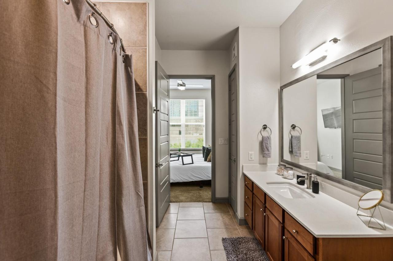 Apartment Luxury With King Bed And Pool And Free Parking 4 *