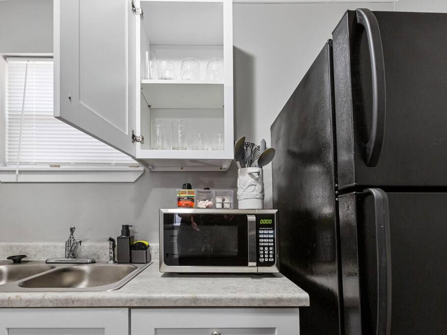 Apartment Heirs Living : Amethyst - Near Downtown . Medical Centers . 3 Tvs . Pet Friendly . Kind Beds
