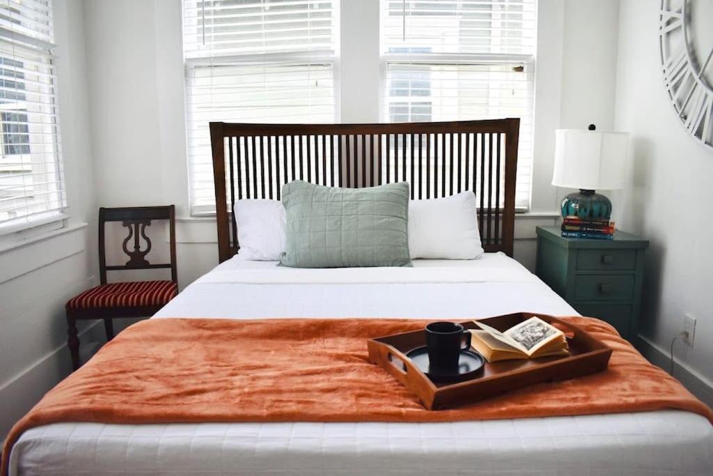 Cute And Cozy In Montrose, Near Parks, Eats And Shops Apartment *