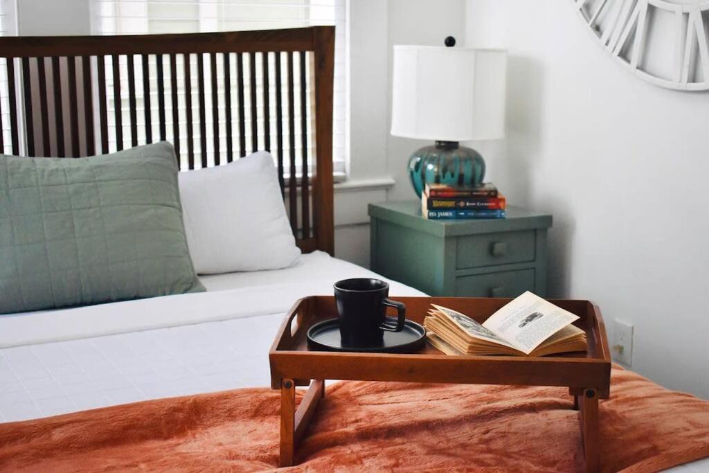 Cute And Cozy In Montrose, Near Parks, Eats And Shops Apartment *