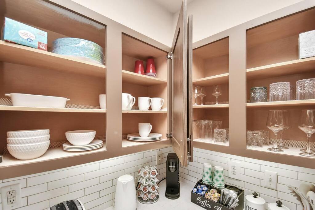 Ultimate Retreat Near Galleria-pool Apartment