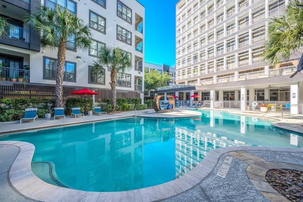 Ultimate Retreat Near Galleria-pool Apartment *
