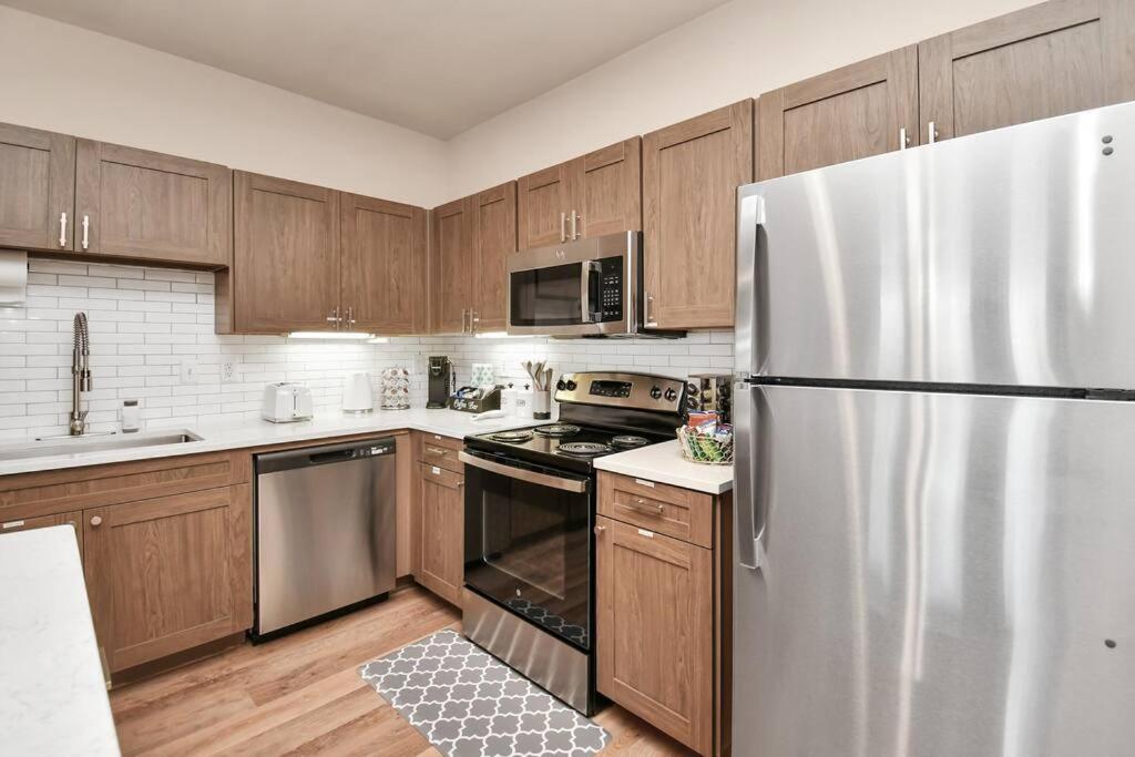 Ultimate Retreat Near Galleria-pool Apartment *