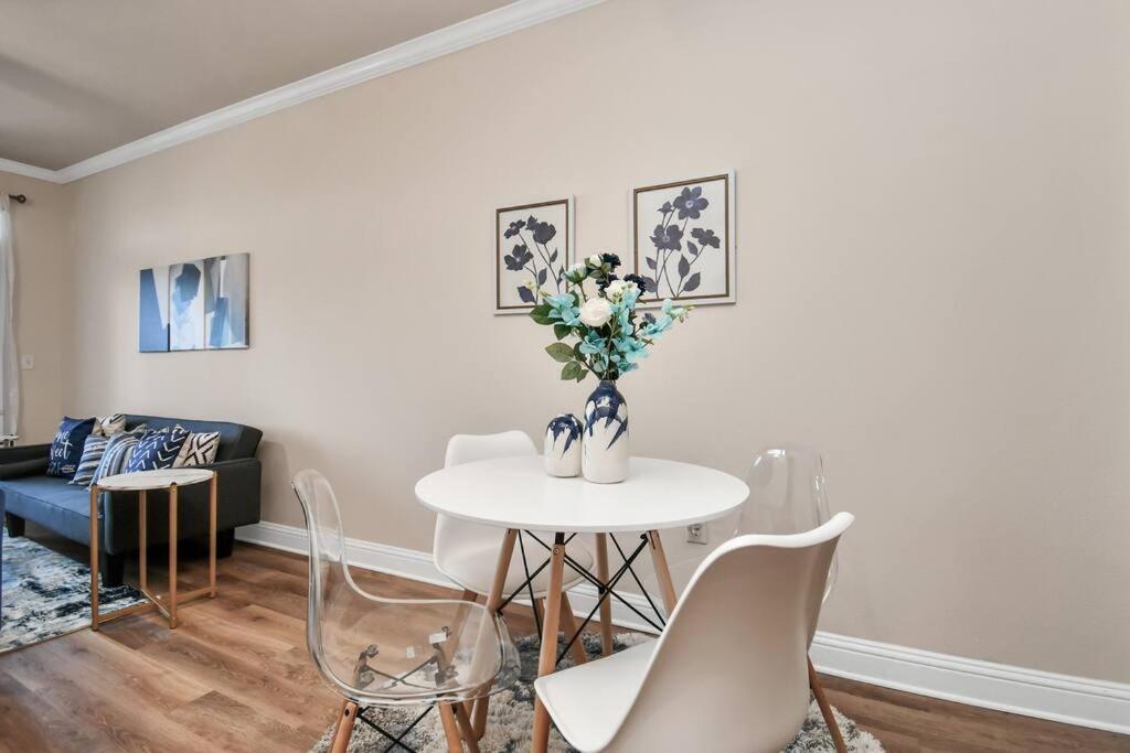 Ultimate Retreat Near Galleria-pool Apartment