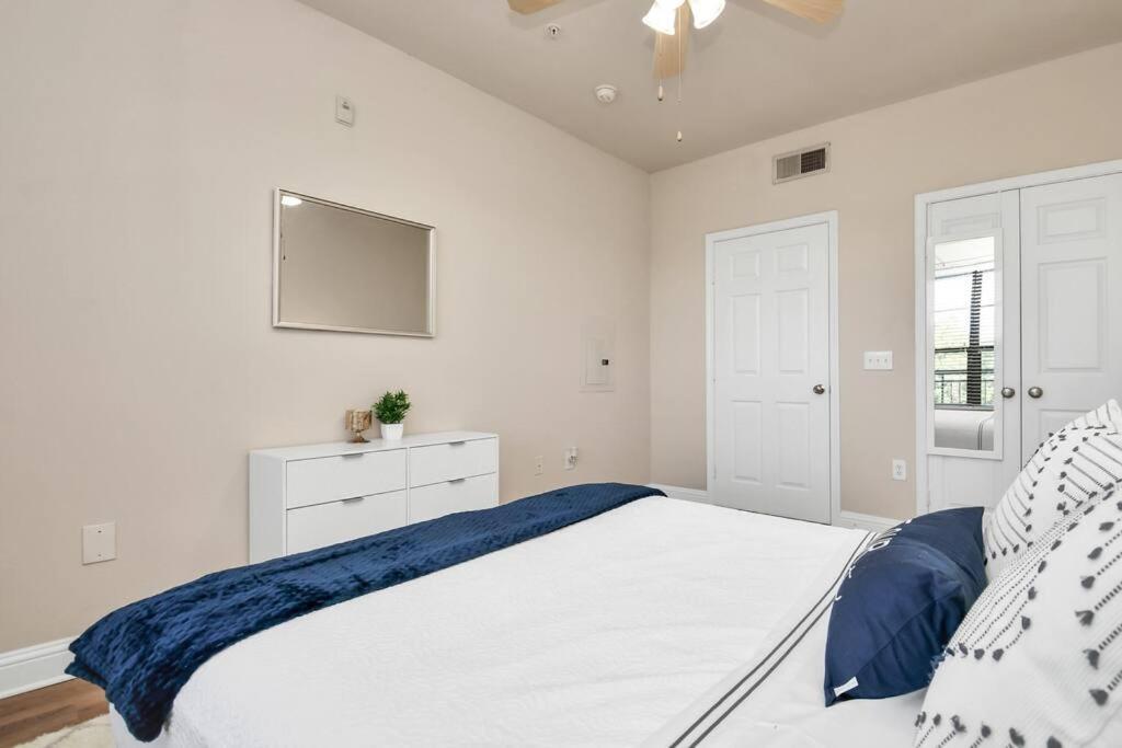 Ultimate Retreat Near Galleria-pool Apartment Houston