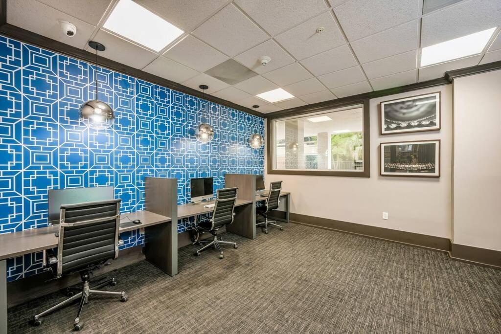 Ultimate Retreat Near Galleria-pool Apartment