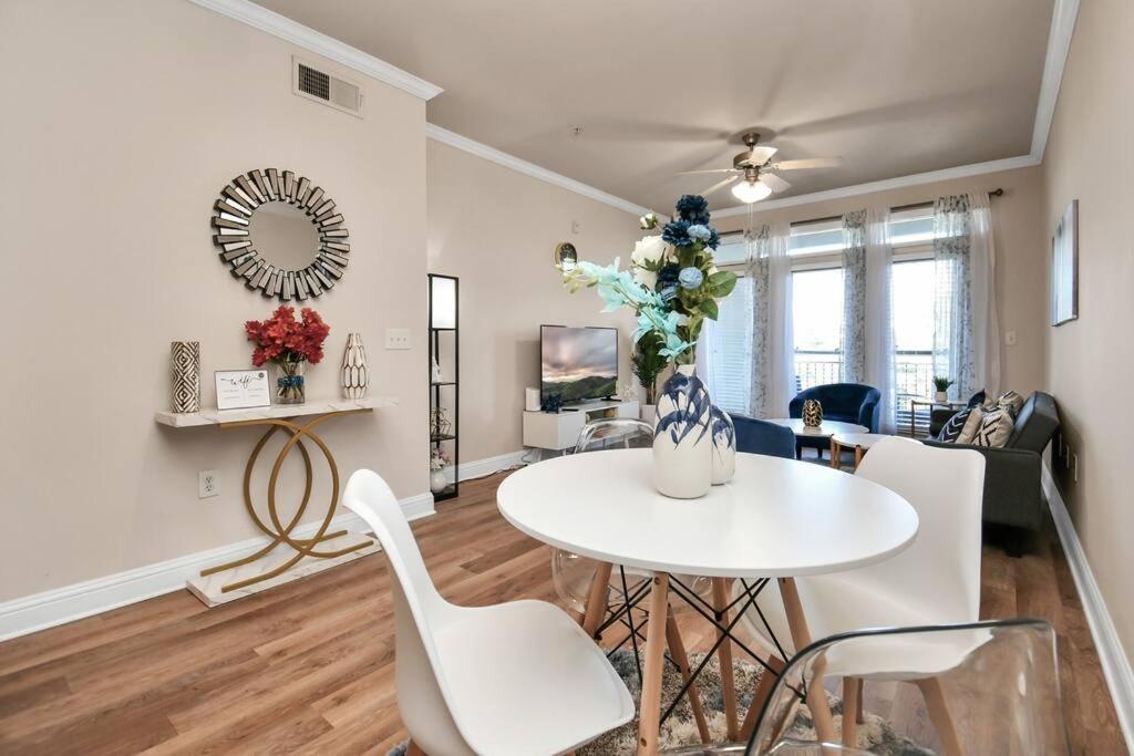 Ultimate Retreat Near Galleria-pool Apartment Houston