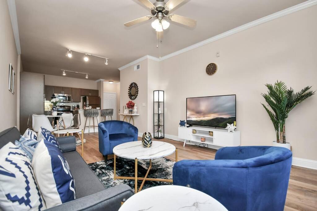 Ultimate Retreat Near Galleria-pool Apartment