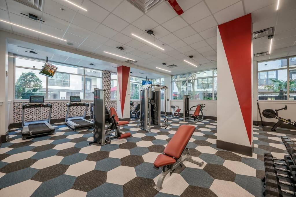 Ultimate Retreat Near Galleria-pool Apartment *