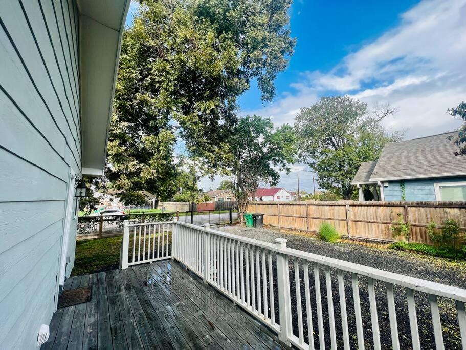 *sweet Houston*/12ppl/3br/1b