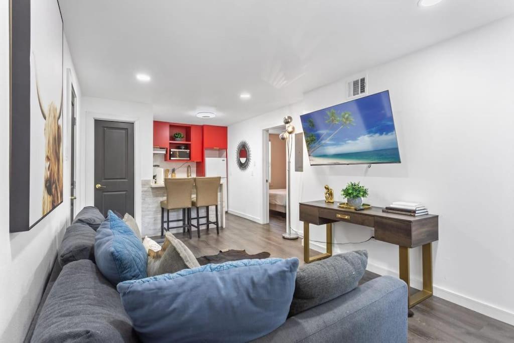 Rodeo Escape: Sleeps 8, Parking, Wi-fi, Free Gym Apartment Houston