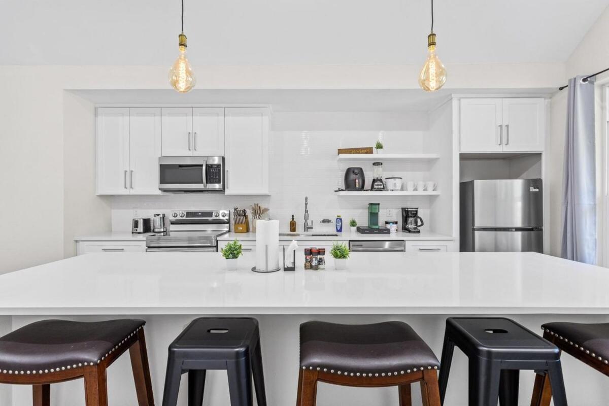 Modern Retreat I Dtown 15 Min Sleeps 12 Parking 4 Houston