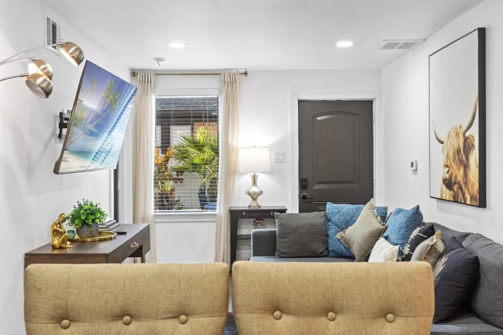 Apartment Rodeo Escape: Sleeps 8, Parking, Wi-fi, Free Gym