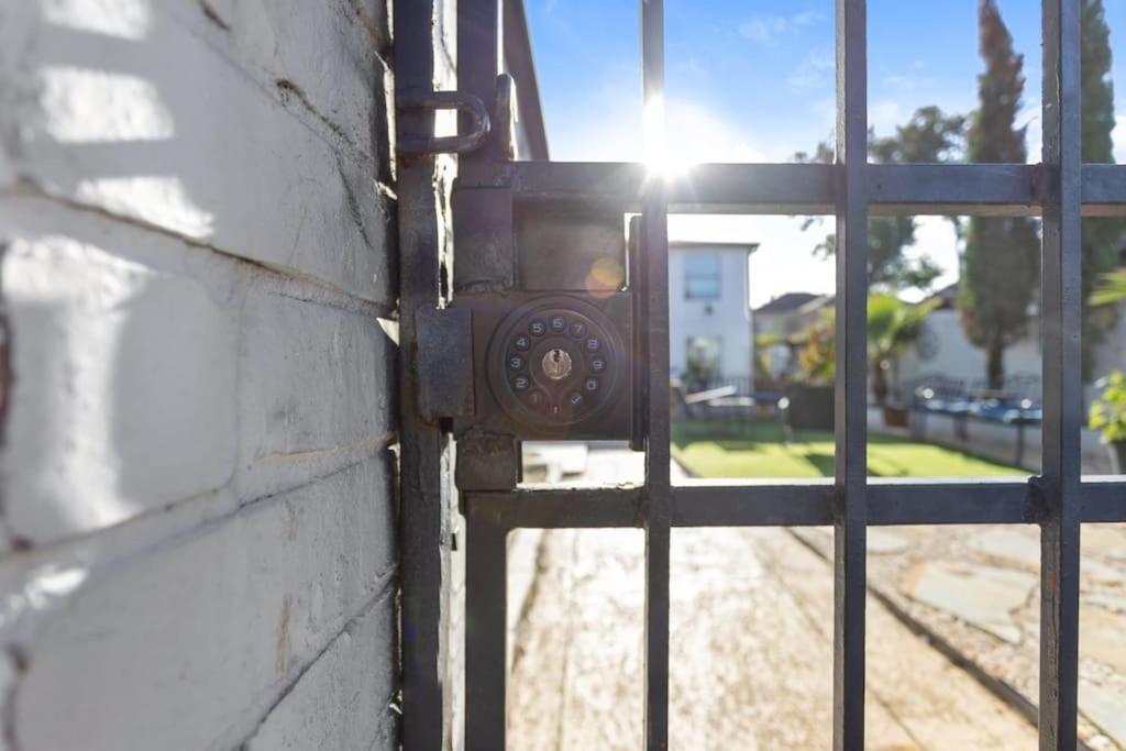 Rodeo Escape: Sleeps 8, Parking, Wi-fi, Free Gym Apartment Houston