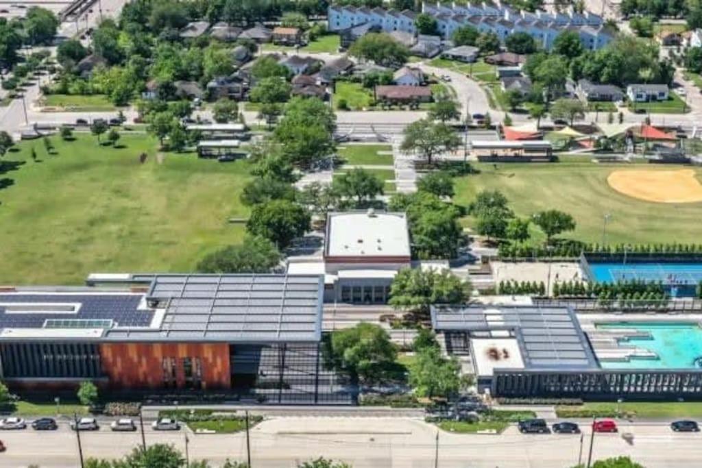 Apartment Rodeo Escape: Sleeps 8, Parking, Wi-fi, Free Gym *