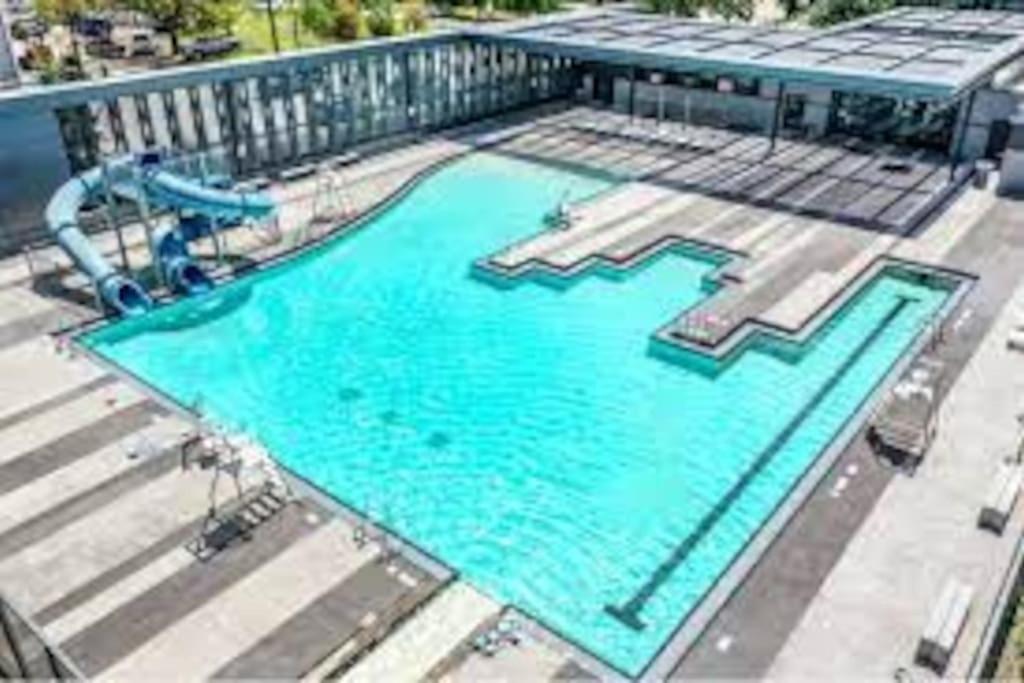 Rodeo Escape: Sleeps 8, Parking, Wi-fi, Free Gym Apartment *