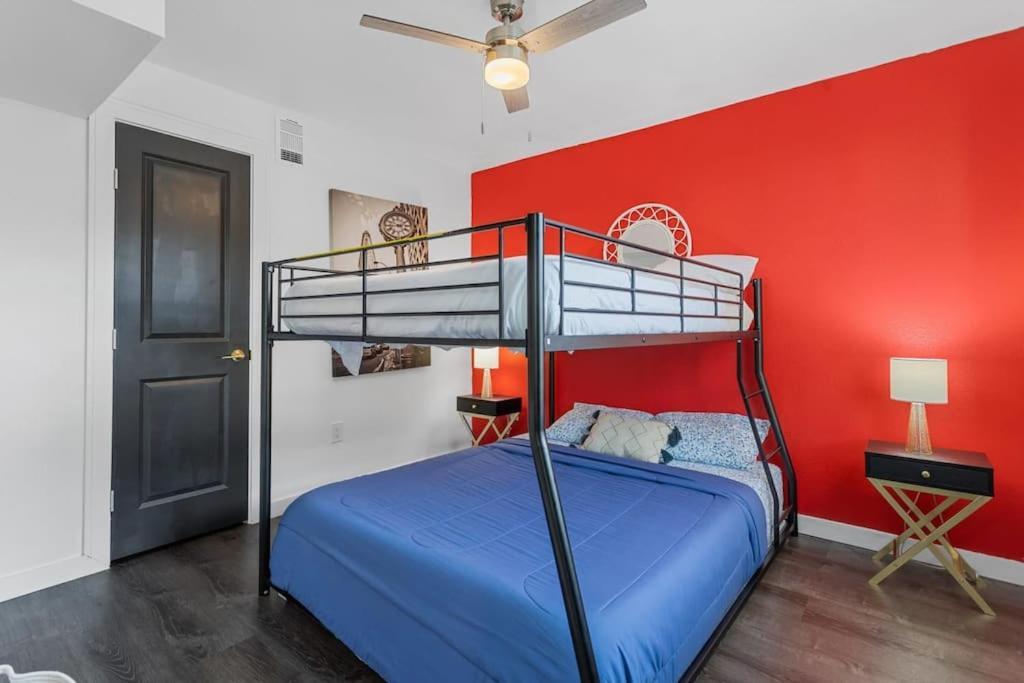 Rodeo Escape: Sleeps 8, Parking, Wi-fi, Free Gym * Houston