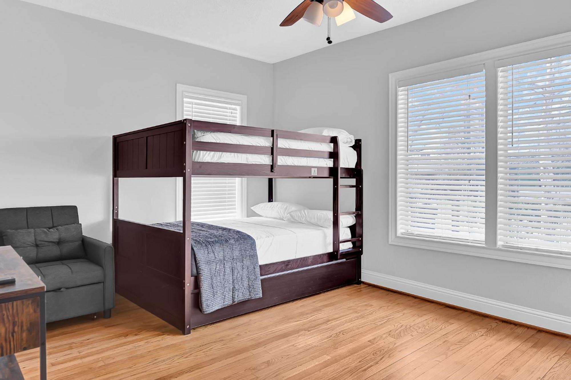 *sweet Houston*/12ppl/3br/1b Holiday home