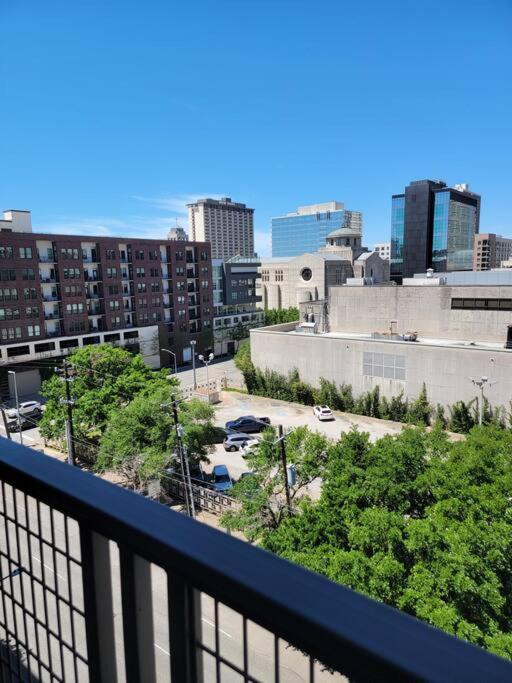 Sodo Gem: Rooftop Skyline Pool Parking Wi-fi Apartment