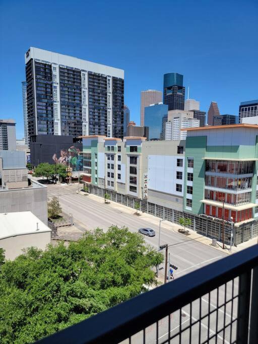 Sodo Gem: Rooftop Skyline Pool Parking Wi-fi Apartment Houston